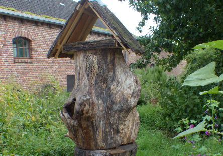 Bienenhotel und Vogelnistkasten