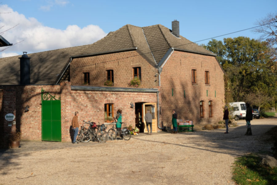 Hofansicht Der Lenssenhof auf der Kamphausener Höhe: Bio mit Tradition.